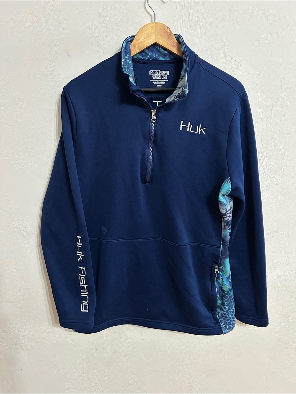Huk Fishing Navy Quarter-Zip with Teal & Aqua Accents Size M Pit to pit 20